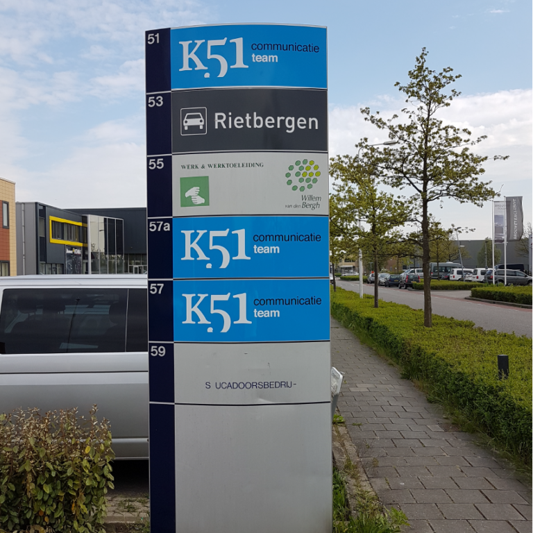 Buiten bewegwijzering, reclameborden