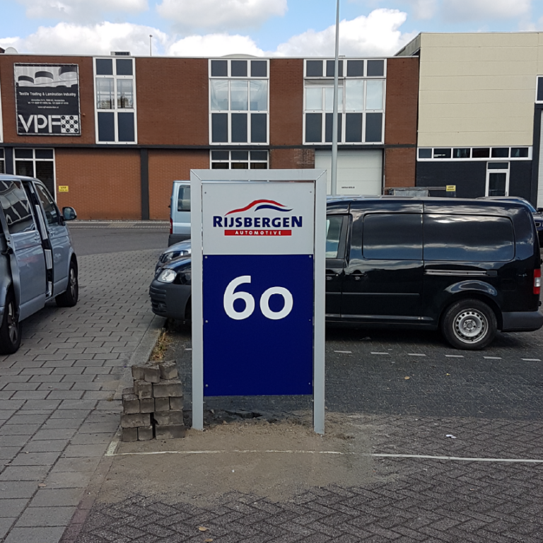 Buiten bewegwijzering, reclameborden